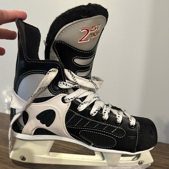 CCM Ice Skates - Picture 1 of 3
